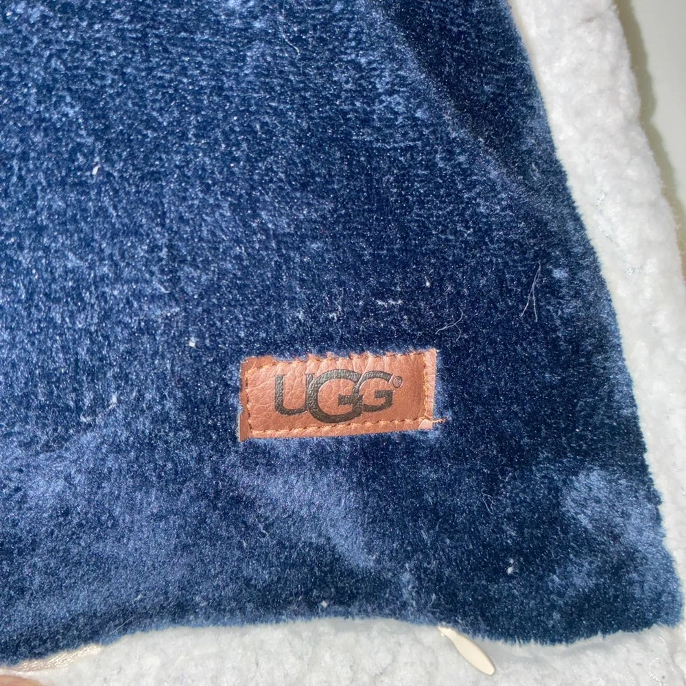 1‎ UGG Navy and Cream King Size pillow cover Preowned. Good Condition.